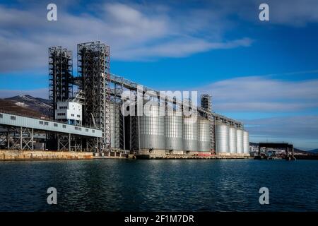 serbatoi di deposito di grano nel porto vicino al mare Foto Stock