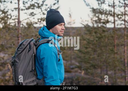 Escursionista che guarda lontano Foto Stock