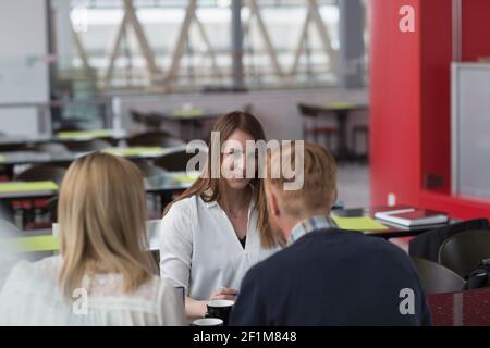 Colleghi che si riuniscono al caffè dell'aeroporto Foto Stock