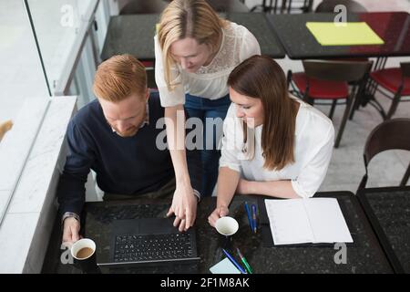 Colleghi che si riunano all'aeroporto Foto Stock