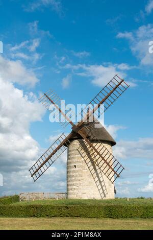 Vista verticale dello storico mulino a vento Moulin de Pierre in Hauville in Normandia Foto Stock