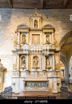 Sculture religiose decorative nella navata centrale della Basilica de Saint-Sauveur a Dinan in Bretagna Foto Stock