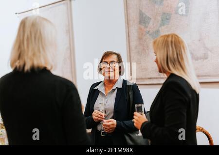 Donne che parlano insieme Foto Stock
