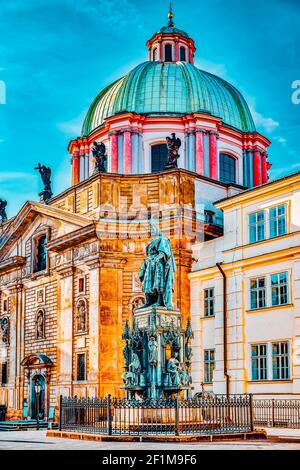 Monumento Karolo Quarto(IV).Un monumento al Sacro Romano Imperatore Carlo IV nei pressi di San Francesco di Assisi la Chiesa.prague.Repubblica Ceca. Foto Stock