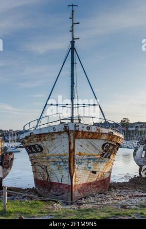 Vista verticale dei vecchi relitti di barche da pesca nella nave cimitero di Camaret-sur-Mer Foto Stock