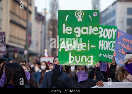 Demonstantin hält Schild mit der Aufschrift: ' Legale Abtreibung '. Am Weltfrauentag, dem 8.3.2021 haben sich in München um die 1000 Menschen versammelt, um für das Recht auf Schwangerschaftsabbrüche, gegen den Gender-Pay-Gap, Sexismus und Femizide zu demonstrieren. - nella giornata internazionale delle donne, l'8 marzo 2021, circa 1000 persone si sono unite a Monaco di Baviera, in Germania, per protestare contro il sessismo, il divario retributivo di genere e le femminicidi. (Foto di Alexander Pohl/Sipa USA) Foto Stock