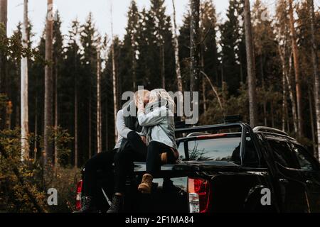Coppia seduta sulla parte superiore del pick up camion Foto Stock