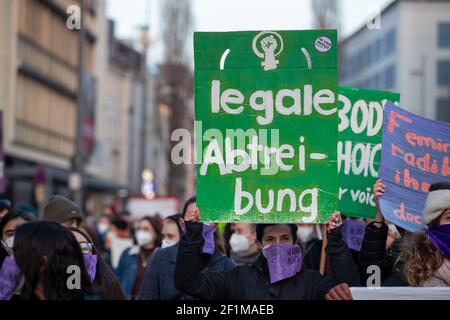 Demonstantin hält Schild mit der Aufschrift: ' Legale Abtreibung '. Am Weltfrauentag, dem 8.3.2021 haben sich in München um die 1000 Menschen versammelt, um für das Recht auf Schwangerschaftsabbrüche, gegen den Gender-Pay-Gap, Sexismus und Femizide zu demonstrieren. - nella giornata internazionale delle donne, l'8 marzo 2021, circa 1000 persone si sono unite a Monaco di Baviera, in Germania, per protestare contro il sessismo, il divario retributivo di genere e le femminicidi. (Foto di Alexander Pohl/Sipa USA) Foto Stock