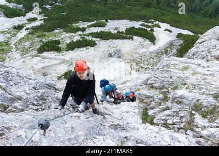 Gruppo di scalatori su una Via Ferrata nelle Dolomiti Di alta Badia Foto Stock