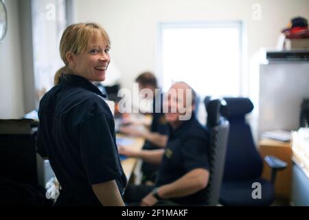 Pompiere femminile in ufficio Foto Stock