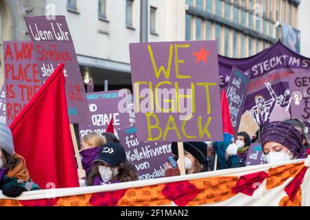 Demonstantin hält Swild mit der Aufschrift: ' combattiamo indietro '. Am Weltfrauentag, dem 8.3.2021 haben sich in München um die 1000 Menschen versammelt, um für das Recht auf Schwangerschaftsabbrüche, gegen den Gender-Pay-Gap, Sexismus und Femizide zu demonstrieren. - nella giornata internazionale delle donne, l'8 marzo 2021, circa 1000 persone si sono unite a Monaco di Baviera, in Germania, per protestare contro il sessismo, il divario retributivo di genere e le femminicidi. (Foto di Alexander Pohl/Sipa USA) Foto Stock