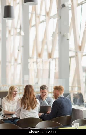 Colleghi che si riuniscono al caffè dell'aeroporto Foto Stock