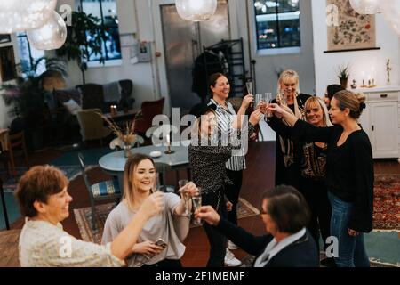 Le donne che hanno la celebrazione nel caffè Foto Stock