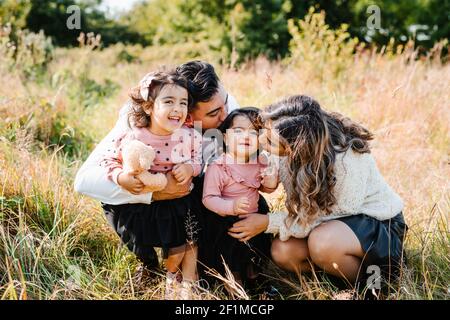 I genitori con le sue due figlie Foto Stock