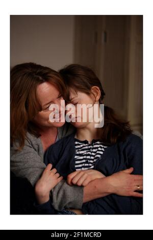 Iona Birrell (15) con la madre Linnett Birrell.Fotografia di David Sandison l'indipendente Foto Stock