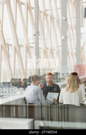Colleghi che si riuniscono al caffè dell'aeroporto Foto Stock