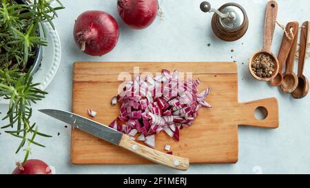 cipolle rosse tritate su tagliere di legno, vista dall'alto Foto Stock