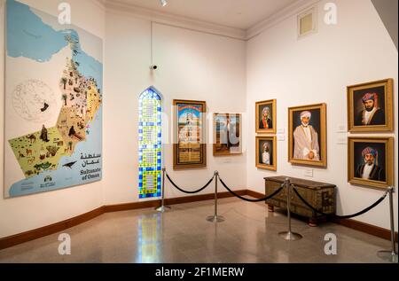 Mascate, Oman - 10 febbraio 2020: Muro con ritratti del sultano Qaboos e della sua famiglia reale all'interno del Museo Bait al Zubair nel vecchio Mascate o Sultanat Foto Stock