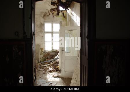 Interni vecchi in un edificio in rovina. Un angolo misterioso di una casa sporca. Foto Stock