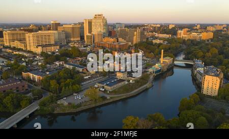 Il fiume Delaware scorre senza intoppi da Wilmington at Dawn Foto Stock