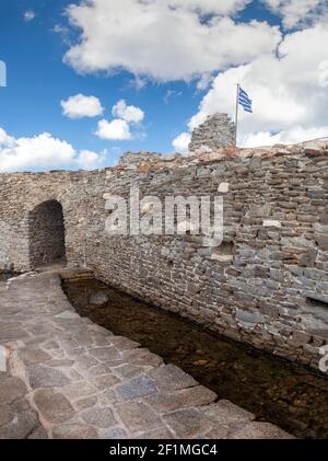 L'ingresso del castello medievale del villaggio di Naousa, nell'isola di Paros, Grecia, Europa, completamente circondato dal mare, ma da uno stretto corridoio di pietra Foto Stock