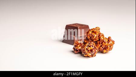 Popcorn con sapore di cioccolato su sfondo bianco Foto Stock