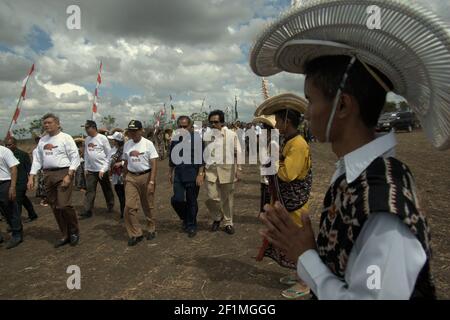 Isola di Rote, Indonesia. 16 luglio 2009. Ministro indonesiano della silvicoltura, sig.ra Kaban, e altri funzionari che arrivano a Lake Peto, Rote Island, Indonesia, per un evento cerimoniale per liberare le tartarughe endemiche dell'isola di Rote (Chelodina mccordi) nel suo habitat adatto. Lago Pato, villaggio di Maubesi, rote Ndao regency, Nusa Tenggara Est, Indonesia. Foto Stock