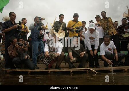 Isola di Rote, Indonesia. 16 luglio 2009. Il ministro indonesiano della silvicoltura, la sig.ra Kaban, e altri funzionari che rilasciano le tartarughe a collo di serpente dell'isola di Rote (Chelodina mccordi) sono tornati in cattività in uno degli habitat adatti, che è il lago Peto nel villaggio di Maubesi, durante un evento cerimoniale per salvare le specie criticamente minacciate dal commercio della fauna selvatica. Lago Pato, villaggio di Maubesi, rote Ndao regency, Nusa Tenggara Est, Indonesia. Foto Stock