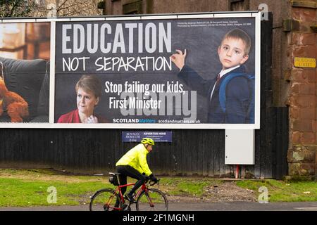 Inverclyde, Scozia, Regno Unito. 9 Mar 2021. Billboard prodotto dal gruppo pro-Union Scotland Matters appare a Inverclyde. Il tabellone esorta il primo ministro Nicola Sturgeon e l'SNP a concentrarsi sull'istruzione e non sulla separazione. Iain Masterton/Alamy Live News Foto Stock