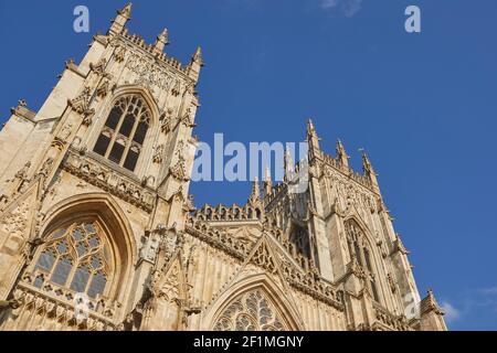 Una vista di York Minster, la cattedrale nel cuore storico della città di York, Inghilterra settentrionale, Gran Bretagna. Foto Stock