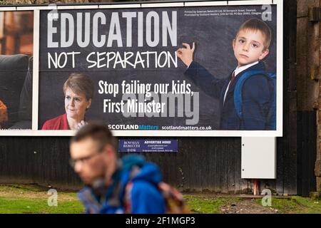 Inverclyde, Scozia, Regno Unito. 9 Mar 2021. Billboard prodotto dal gruppo pro-Union Scotland Matters appare a Inverclyde. Il tabellone esorta il primo ministro Nicola Sturgeon e l'SNP a concentrarsi sull'istruzione e non sulla separazione. Iain Masterton/Alamy Live News Foto Stock