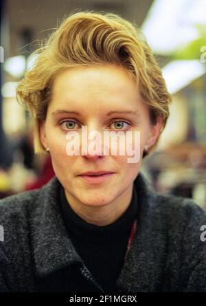 Ritratto di un giovane scienziato biondo con profondità di campo bassa. Ripresa su pellicola analogica a colori negativa, 1993. Anversa, Belgio. Foto Stock