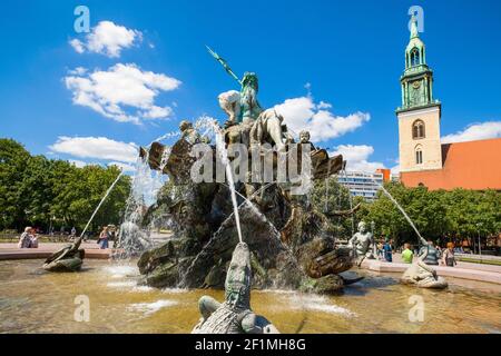 BERLINO, GERMANIA - 20 GIUGNO 2016: Fontana di Nettuno e Chiesa di Santa Maria - Marienkirche vicino Alexanderplatz, Berlino, Germania, 20 luglio 2016 Foto Stock