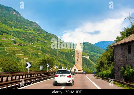 Germania - 18 ottobre 2016: Vista del conducente che guarda le auto sulla tedesca Autobahn nelle Alpi bavaresi, 18 ottobre 2016 Foto Stock