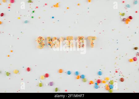 Parola dolce fatto di deliziosi biscotti fatti in casa e decorato con spruzzi di arcobaleno Foto Stock