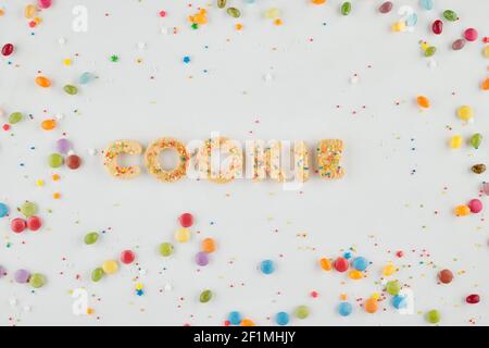 Il biscotto da lavoro fatto di biscotti dolci e decorato con spruzzette, vista dall'alto Foto Stock