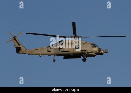 Un elicottero della Marina degli Stati Uniti Sikorsky SH-60 Seahawk che vola vicino alla base aerea Navale, Atsugi, Kanagawa, Giappone Foto Stock