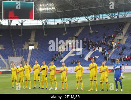 Non esclusivo: DNIPRO, UCRAINA - 8 MARZO 2021 - i giocatori del FC Oleksandriia si allineano prima della partita Ucraina Premier League Matchday 17 contro SC DN Foto Stock