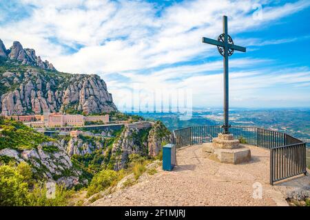 Croce di San Michele vicino a Santa Maria de Montserrat Abbey Foto Stock