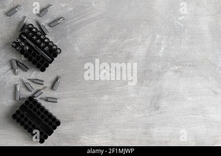 Punte per cacciaviti per vari standard in un pratico contenitore su fondo in cemento grigio. Messa a fuoco selettiva. Foto Stock