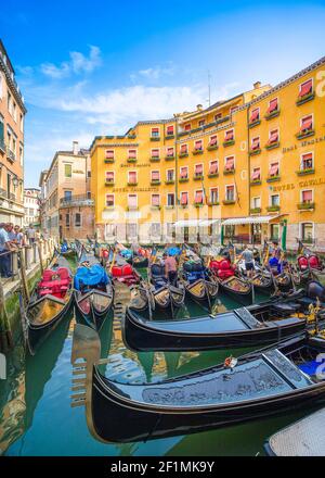 Venezia, Italia - 19 giugno 2019: Gondola - imbarcazioni tradizionali a remi veneziane a fondo piatto Foto Stock