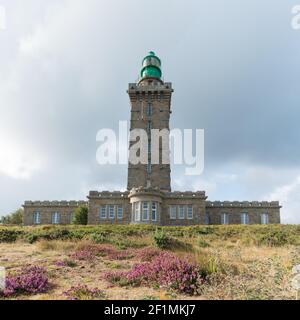 Vista sul faro di Cap Frehel e sui prati di brughiera lilla Foto Stock