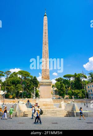 ROMA, ITALIA - 14 MAGGIO 2016: I turisti camminano nella famosa Piazza del Popolo vicino all'obelisco egiziano, 14 MAGGIO 2016, Roma, Italia Foto Stock