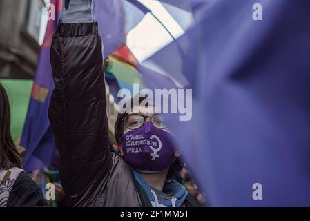Un protestore fa gesti mentre prende parte durante la dimostrazione. La gente si è riunita nel centro di Istanbul per una marcia per celebrare la Giornata internazionale della donna prima che centinaia di poliziotti in rivolta abbiano bloccato il proprio cammino, impedendo ai manifestanti di avanzare. Centinaia di donne arrivarono a S?raselviler Street, che porta a Piazza Taksim. La polizia non ha permesso alle donne di riunirsi su ?stiklal Avenue, dove la marcia notturna è tradizionalmente tenuta, loro sono stati invece autorizzati a dimostrare, le donne collettive in Turchia ha parlato contro la disuguaglianza, la violenza e lo sfruttamento del lavoro moltiplicato per la pandemia. Foto Stock