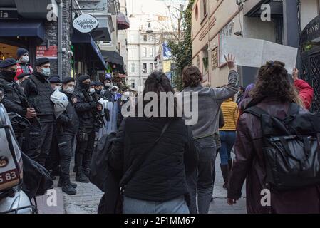 I manifestanti marciano oltre la polizia in piedi per strada durante la manifestazione. La gente si è riunita nel centro di Istanbul per una marcia per celebrare la Giornata internazionale della donna prima che centinaia di poliziotti in rivolta abbiano bloccato il proprio cammino, impedendo ai manifestanti di avanzare. Centinaia di donne arrivarono a S?raselviler Street, che porta a Piazza Taksim. La polizia non ha permesso alle donne di riunirsi su Viale?stiklal, dove la marcia di notte è tradizionalmente tenuta, loro sono stati invece autorizzati a dimostrare, le donne collettive in Turchia ha parlato contro la disuguaglianza, la violenza e lo sfruttamento del lavoro moltiplicato per Foto Stock