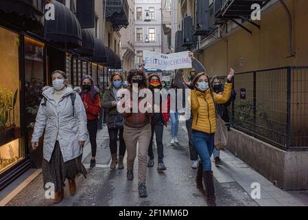 I manifestanti marciano per strada durante la manifestazione. La gente si è riunita nel centro di Istanbul per una marcia per celebrare la Giornata internazionale della donna prima che centinaia di poliziotti in rivolta abbiano bloccato il proprio cammino, impedendo ai manifestanti di avanzare. Centinaia di donne arrivarono a S?raselviler Street, che porta a Piazza Taksim. La polizia non ha permesso alle donne di riunirsi su ?stiklal Avenue, dove la marcia notturna è tradizionalmente tenuta, loro sono stati invece autorizzati a dimostrare, le donne collettive in Turchia ha parlato contro la disuguaglianza, la violenza e lo sfruttamento del lavoro moltiplicato per la pandemia. Foto Stock