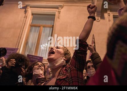 I manifestanti cantano slogan durante la dimostrazione. La gente si è riunita nel centro di Istanbul per una marcia per celebrare la Giornata internazionale della donna prima che centinaia di poliziotti in rivolta abbiano bloccato il proprio cammino, impedendo ai manifestanti di avanzare. Centinaia di donne arrivarono a S?raselviler Street, che porta a Piazza Taksim. La polizia non ha permesso alle donne di riunirsi su ?stiklal Avenue, dove la marcia notturna è tradizionalmente tenuta, loro sono stati invece autorizzati a dimostrare, le donne collettive in Turchia ha parlato contro la disuguaglianza, la violenza e lo sfruttamento del lavoro moltiplicato per la pandemia. Foto Stock
