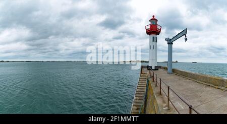 Il faro del porto di Saint-Vaast-la-Hougue in Normandia Foto Stock