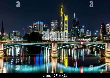 Skyline di notte - Francoforte sul meno Foto Stock