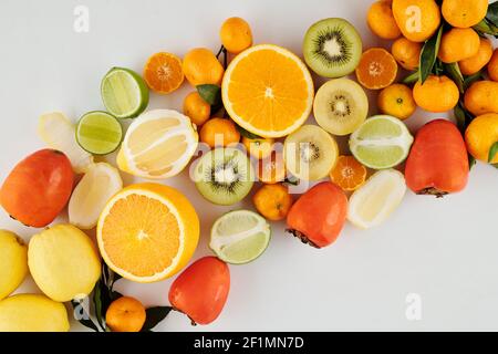 Mucchio di succosa frutta verde e arancio matura come kiwi, arance, lime e limo con madnarine Foto Stock
